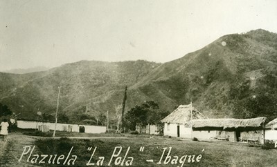 Plazuela “la Pola” Ibagué, Fuente: Archivo de Memoria Visual de la biblioteca Darío Echandía. (1916).